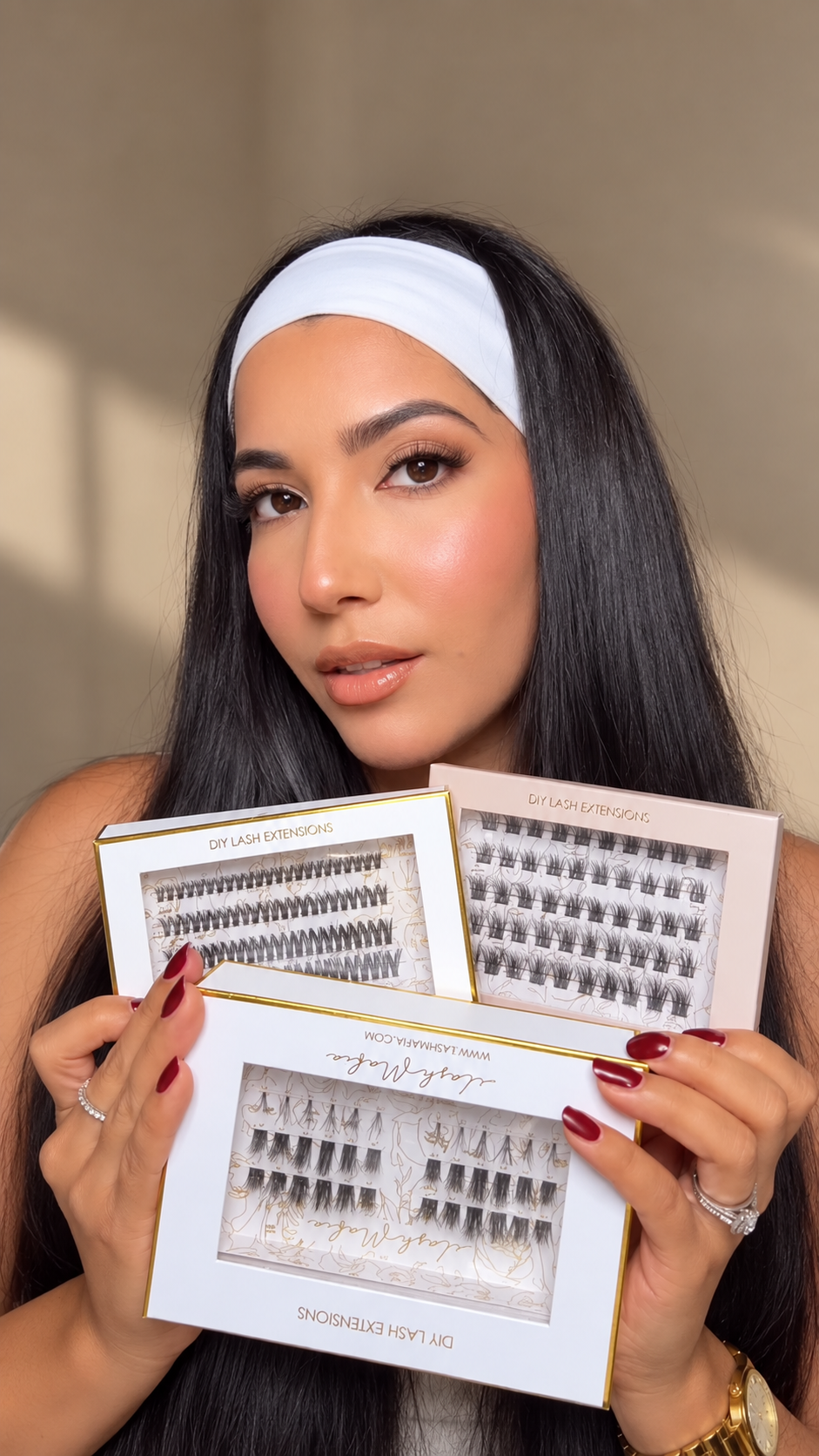 A beauty creator unboxes the iLash Mafia DIY lash kit, demonstrates applying the lash adhesive and individual clusters using a gold applicator, and showcases the final flirty, voluminous lash extensions applied with a 10, 12, 14, 14, 12, 10 mapping.