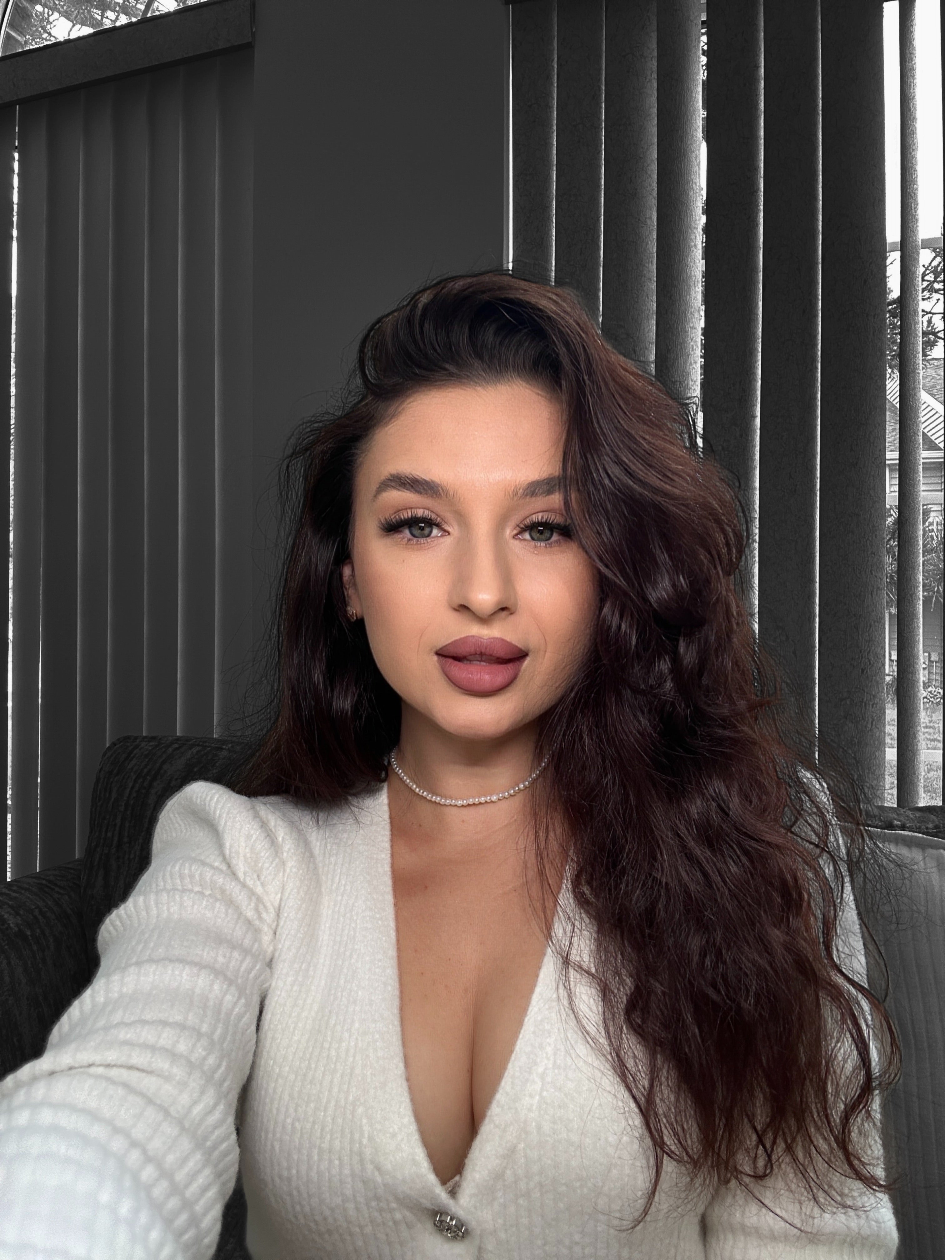 Portrait of a model wearing iLash Mafia Bestie DIY lash extensions, showcasing a soft glam lash look with lightweight lash clusters, natural volume, and wispy definition. The self-application lash extensions create a seamless, everyday lash enhancement with a comfortable and natural-looking finish.
