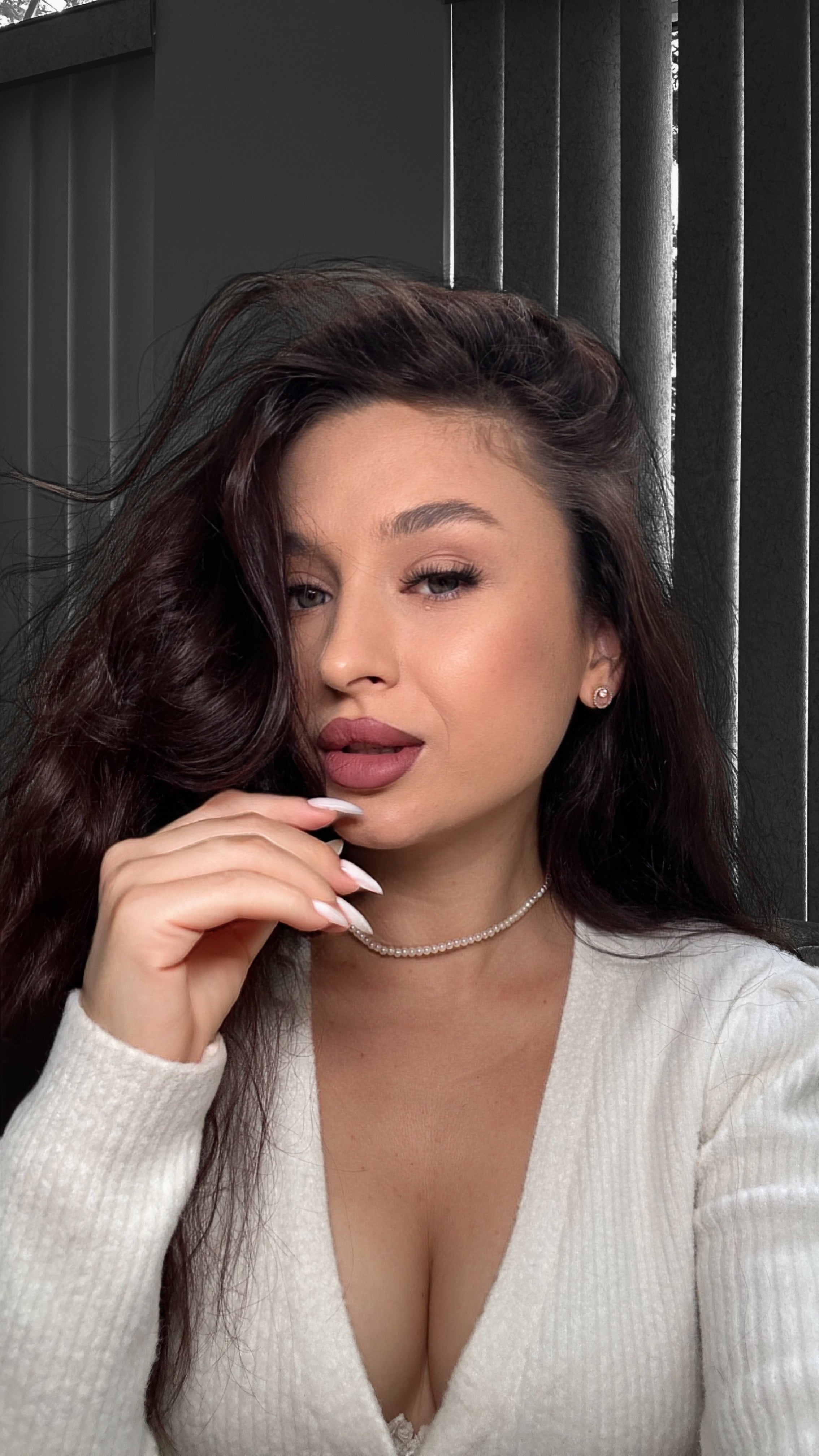 Model wearing iLash Mafia Bestie self-application lashes featuring featherlight lash segments, seamless lash enhancement, and a naturally defined finish. These reusable DIY eyelash extensions create a polished everyday glam look with soft fullness, flexible lash styling, and comfortable multi-day wear.