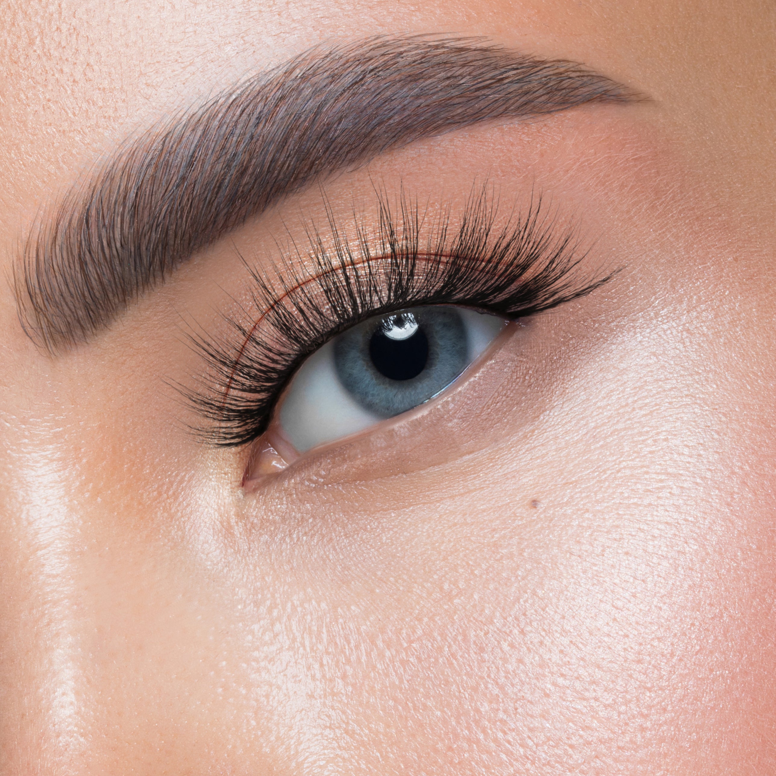 onirique lashes, onirique vegan lashes, fluffy lashes, fluffy strip lashes, strip lashes, false eyelashes, natural strip lash look, high quality strip lashes, volume style strip lashes, luxurious strip lashes, false eyelashes, cruelty free false eyelashes