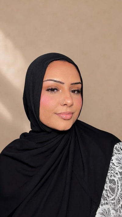 A beauty creator wearing a black hijab unboxes the iLash Mafia HALAL MAKE UPDIY lash kit, demonstrates applying the lash adhesive and individual clusters using a gold applicator, and showcases the final flirty, voluminous lash extensions applied with a 10, 12, 14, 14, 12, 10 mapping.