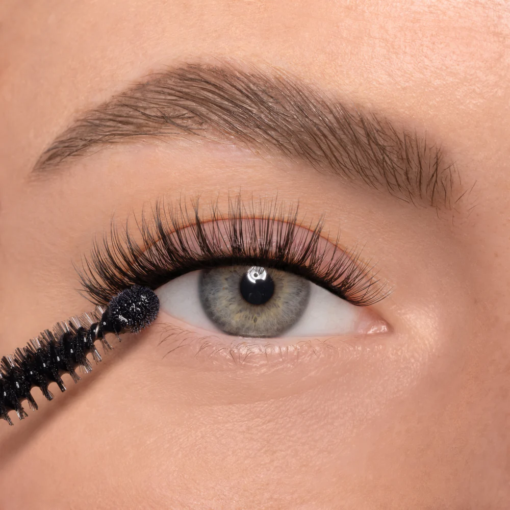 Applying sealant to finish the lashes